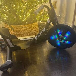 Razor Black Riprider-On with Colorful LED Wheels